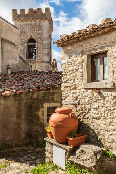中世の丘の町モンタルバーノ・エリコナにある古い石造りの建物の隣にあるテラコッタの骨壷。 - terra cotta pot ストックフォトと画像