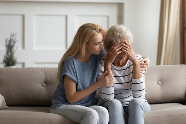 preoccupante giovane donna bionda calmante frustrata mamma di mezza età. - shock grandmother surprise senior adult foto e immagini stock