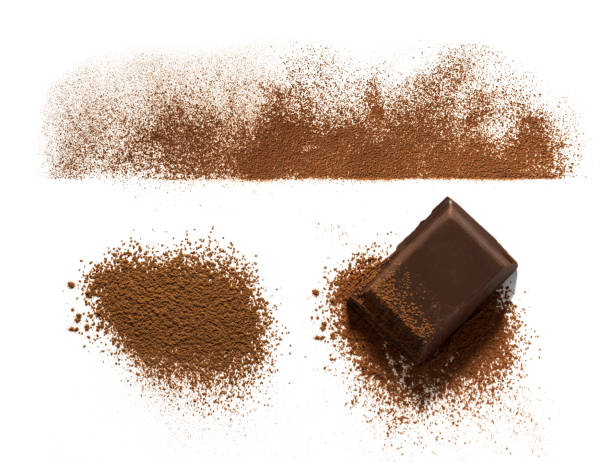 línea de chocolate y cacao en polvo y montón y pieza de chocolate aislados en la colección de fondo blanco - polvo de cacao fotografías e imágenes de stock