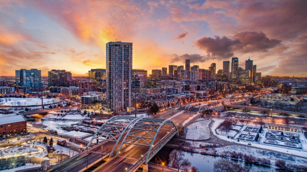 centrum denver, kolorado, usa downtown drone skyline aerial - denver zdjęcia i obrazy z banku zdjęć