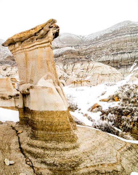 späte schneeexplosion versucht, die hoodoos in den badlands zu verstecken. drumheller alberta, kanada. - steeple outdoors vertical alberta stock-fotos und bilder