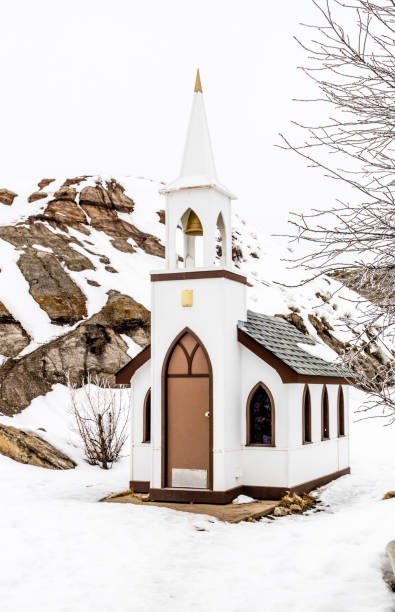 winzige kirche im winter. drumheller, alberta, kanada - steeple outdoors vertical alberta stock-fotos und bilder