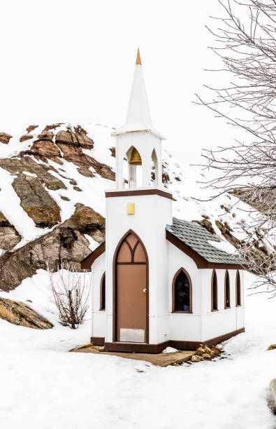 malutki kościół w zimie. drumheller, alberta, kanada - steeple outdoors vertical alberta zdjęcia i obrazy z banku zdjęć