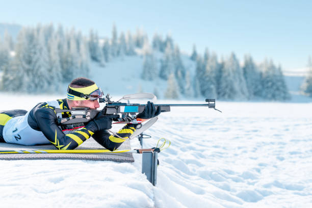 biathlonista strzela w pozycji podatnej na poligon - biathlon zdjęcia i obrazy z banku zdjęć