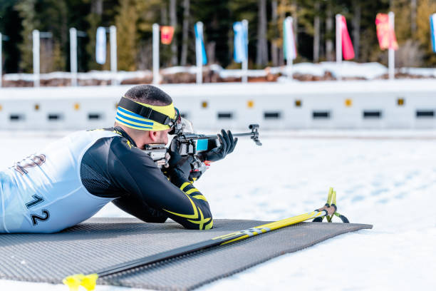 레이스의 사격장에서 소총을 들고 사격하는 바이애슬론 선수 - biathlon 뉴스 사진 이미지