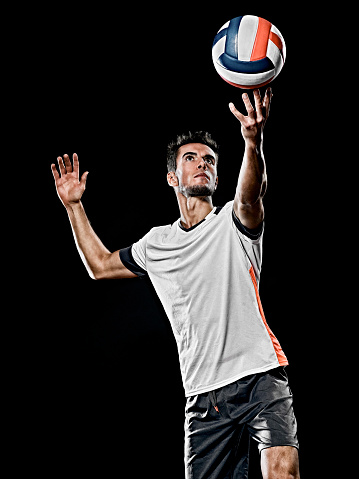 caucásico joven voleibol jugador de la pelota manisolated fondo negro photo