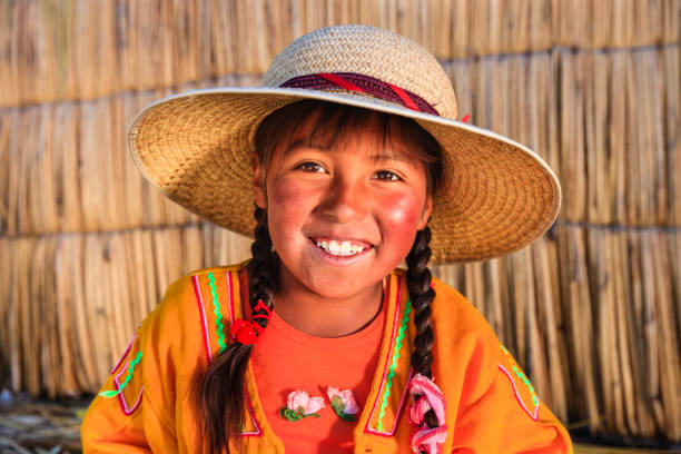 menina na ilha flutuante de uros, lago tititcaca, peru - indian culture child little girls indigenous culture - fotografias e filmes do acervo