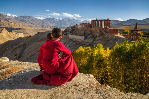 네팔 어퍼 무스탕, 차랑 마을 근처를 바라보는 티베트 의 수도원 - tibet monk buddhism tibetan culture 뉴스 사진 이미지