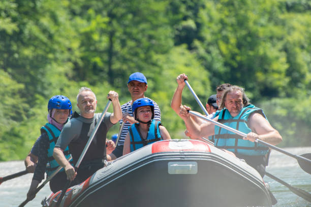 래프팅 팀은 아름다운 화창한 날에 강을 따라 내려갑니다. - rafting strength excitement men 뉴스 사진 이미지