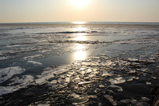 hermoso lago de hielo y el sol en invierno frío - white lake fotografías e imágenes de stock