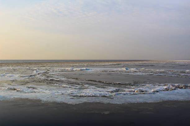 hermoso lago de hielo y cielo de invierno frío - white lake fotografías e imágenes de stock