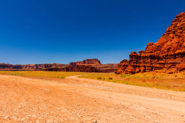 parque nacional canyonlands, moab, utah - canyonlands national park utah mesa arch natural arch - fotografias e filmes do acervo