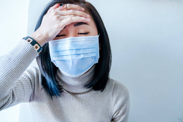 mujer asiática con protección facial de coronavirus en pulmones humanos - pig flu fotografías e imágenes de stock