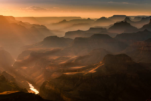 grand canyon südrand, colorado river bei sonnenuntergang – arizona, usa - panoramic canyon arizona scenics stock-fotos und bilder