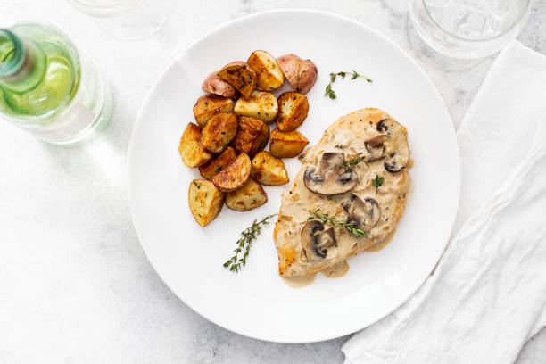 pechuga de pollo gourmet dijon con tomillo y patatas - baked mushrooms fotografías e imágenes de stock