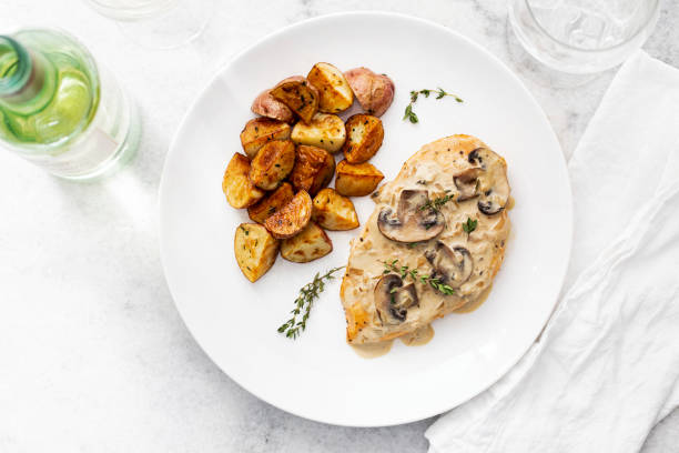 gourmet dijon chicken breast with thyme and potatoes - food prepared potato vegetable healthy eating imagens e fotografias de stock