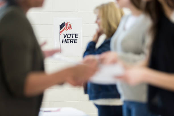 "vote here"-plakat prominent am wahllokal ausgestellt - voting election usa american culture stock-fotos und bilder