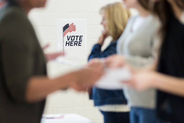 plakat "vote here" w widocznym miejscu w lokalu wyborczym - usa election zdjęcia i obrazy z banku zdjęć