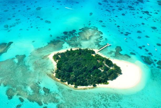 amplia vista aérea de la isla de managaha, un destino famoso cerca de saipan, islas marianas del norte. - saipan fotografías e imágenes de stock