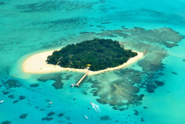 vista aérea da ilha managaha, um famoso destino perto de saipan, ilhas marianas do norte. - saipan - fotografias e filmes do acervo