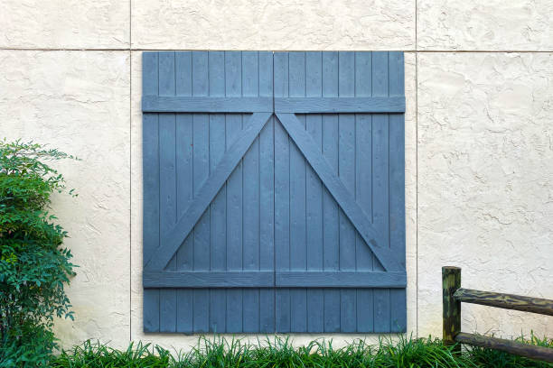 blue barn door white stone building - barn door imagens e fotografias de stock