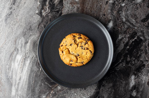 deliziosi biscotti al cioccolato in un piatto - biscotti cookie morning temptation foto e immagini stock