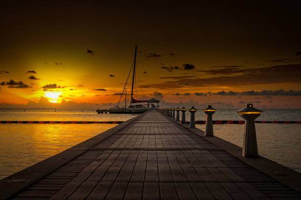 rum point ao pôr do sol, grand cayman - cayman islands - fotografias e filmes do acervo