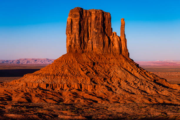 monument valley and the mittens – arizona with utah border, usa, america - merrick butte imagens e fotografias de stock