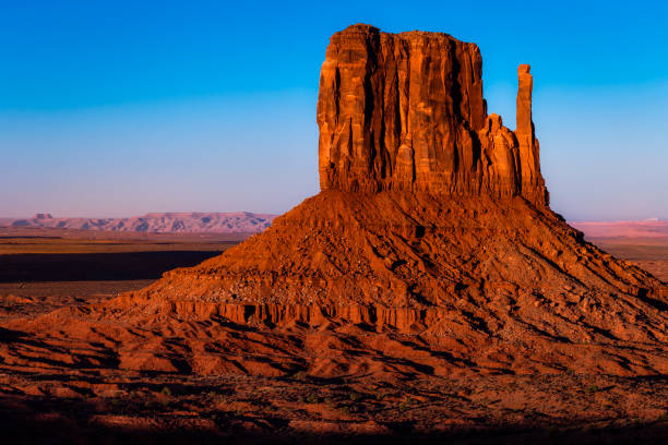 monument valley and the mittens – arizona mit utah grenze, usa, amerika - merrick butte stock-fotos und bilder