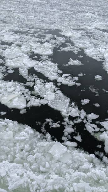 istock St. Lawrence Ice in Montreal (ph3) 1203268350