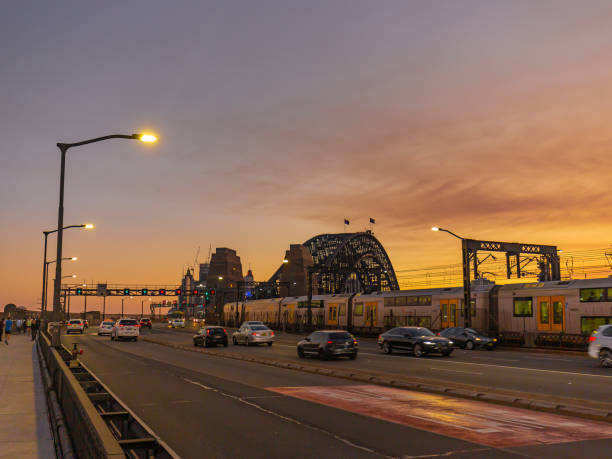 オーストラリアのシドニーの夕方にシドニーハーバーブリッジの美しい景色 - sydney australia australia sydney harbor sydney harbor bridge ストックフォトと画像