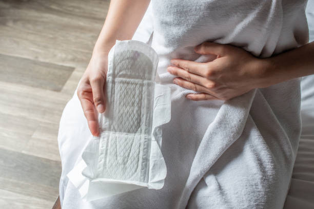 frau hält sanitäre servietten oder menstruationspad, bevor sie es trägt. - sanitary stock-fotos und bilder