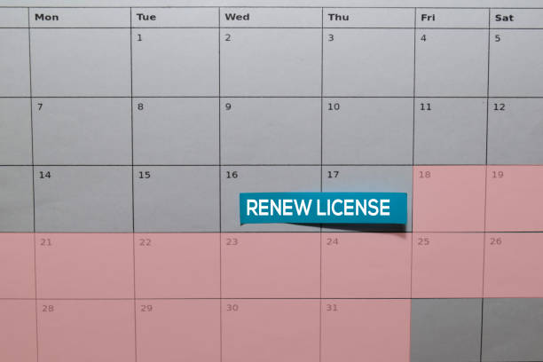 renew license write on sticky note above calendar. reminder or schedule concepts - plate changing imagens e fotografias de stock