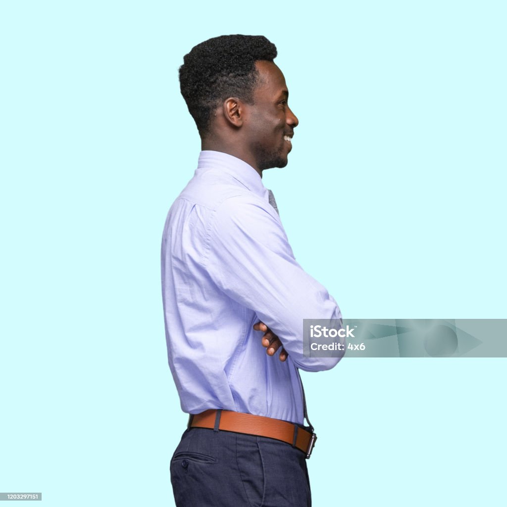 아프리카 민족 젊은 남성 사업가 앞 의 유색 배경 착용 바지 옆모습에 대한 스톡 사진 및 기타 이미지 - 옆모습, 넥타이, 아프리카  민족 - Istock