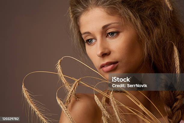 시골길 여성 인물 사진  땋은 머리에 대한 스톡 사진 및 기타 이미지 -  땋은 머리, 갈색 머리, 곡초류