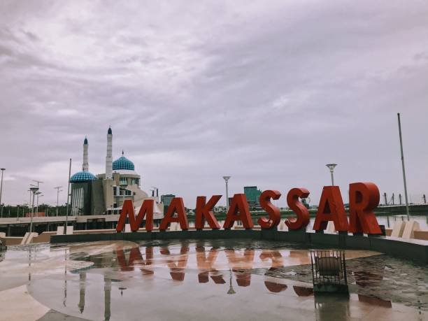 Landmark Makassar, located on Losari Beach and the floating mosque that is the background Landmark Makassar, located on Losari Beach and the floating mosque that is the background makassar stock pictures, royalty-free photos & images
