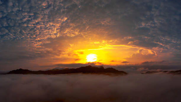 sonnenaufgang von sungai lembing, malaysia. - sky dramatic sky cloudscape passion stock-fotos und bilder