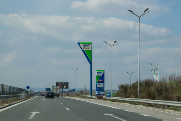 bulgaria - en la carretera, logotipo de omv en una gasolinera, reabastecimiento de combustible en la carretera, el logotipo de la compañía de petróleo y gas - omv fotografías e imágenes de stock