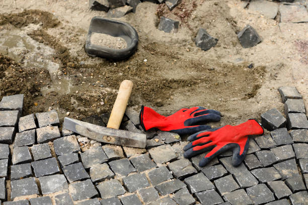 narzędzia budowlane i informacje, chodnik montaż i kamienie bazaltowe - pedestrian walkway avenue black block zdjęcia i obrazy z banku zdjęć