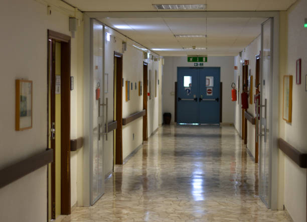 nei corridoi e nelle sale d'attesa degli ospedali - ospedale italia foto e immagini stock