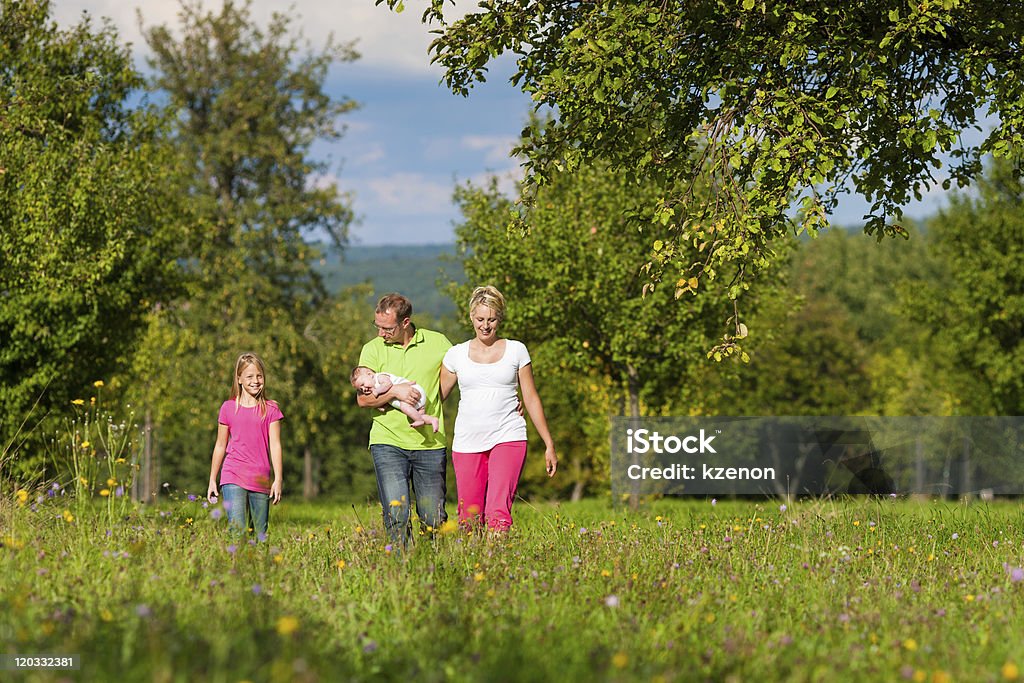 Família com crianças no verão com câmara - Royalty-free Adulto Foto de stock