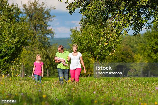 Família Com Crianças No Verão Com Câmara - Fotografias de stock e mais imagens de Adulto - Adulto, Alegria, Andar