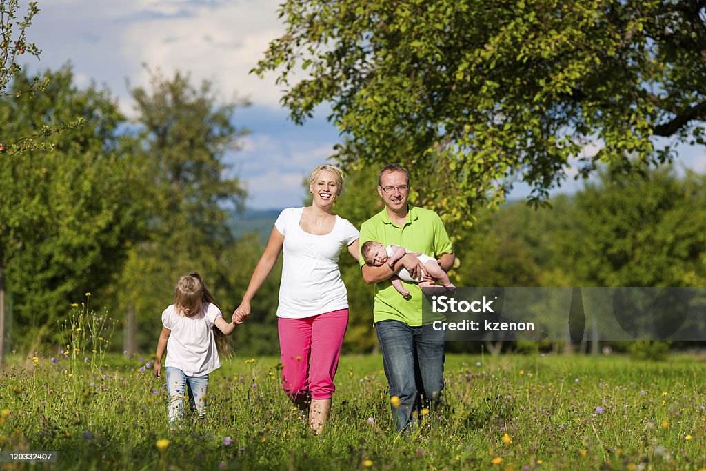 가족과 함께 하는 여름 어린이 walk - 로열티 프리 4 명 스톡 사진