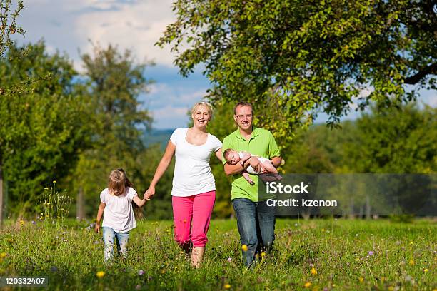 Foto de Família Com Criança Se Caminhada No Verão e mais fotos de stock de Adulto - Adulto, Alegria, Andar