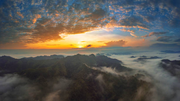 sonnenaufgang von sungai lembing, malaysia. - sky dramatic sky cloudscape passion stock-fotos und bilder