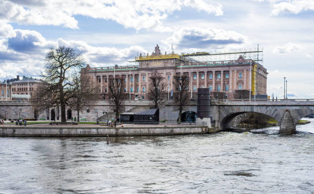 sights of the swedish capital - sveriges helgeandsholmen imagens e fotografias de stock