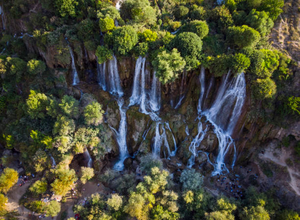 에르진칸 터키, 나무 들 사이 걸레빅 폭포의 공중 보기 - stream forest waterfall zen like 뉴스 사진 이미지