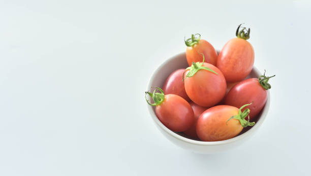 新鮮なトマトを白背景 - healthy eating red above studio shot ストックフォトと画像
