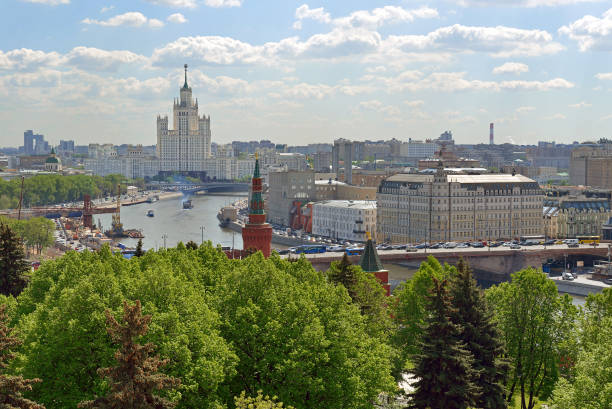 paisaje de la ciudad. vista de los jardines del kremlin, el río moscú y el antiguo rascacielos residencial. moscú, rusia - kotelnicheskaya fotografías e imágenes de stock