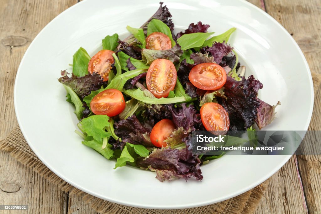 saláta és paradicsom - Jogdíjmentes Cserépedény témájú stock fotó saláta és paradicsom - Jogdíjmentes Cserépedény témájú stock fotó